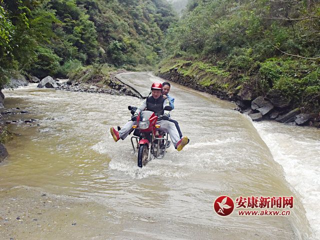 騎摩托過(guò)河6.jpg