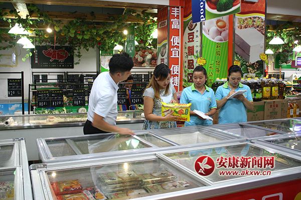 陳巧(左二)正在和員工檢查食品各項指標(biāo)。 張昊 攝.jpg