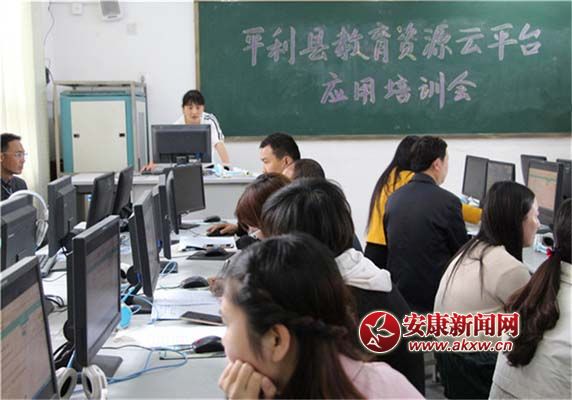 主講教師遠(yuǎn)程示范講解 劉仁平攝.jpg