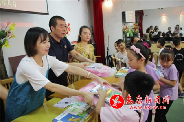 團(tuán)縣委發(fā)放書包.jpg