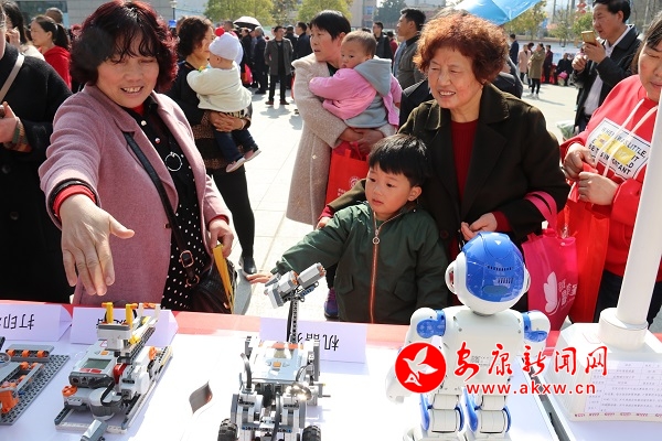 圖為市民正在進(jìn)行科技體驗(yàn).jpg