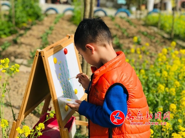 “小畫家”一絲不茍描繪春天油菜花.jpg