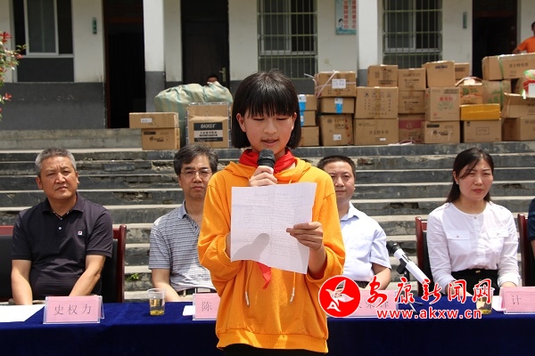 學(xué)生代表發(fā)言 劉仁平攝.jpg