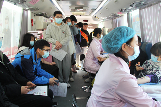 飛揚熱血青春  匯集愛心洪流——安康學(xué)院積極開展冬季獻血活動