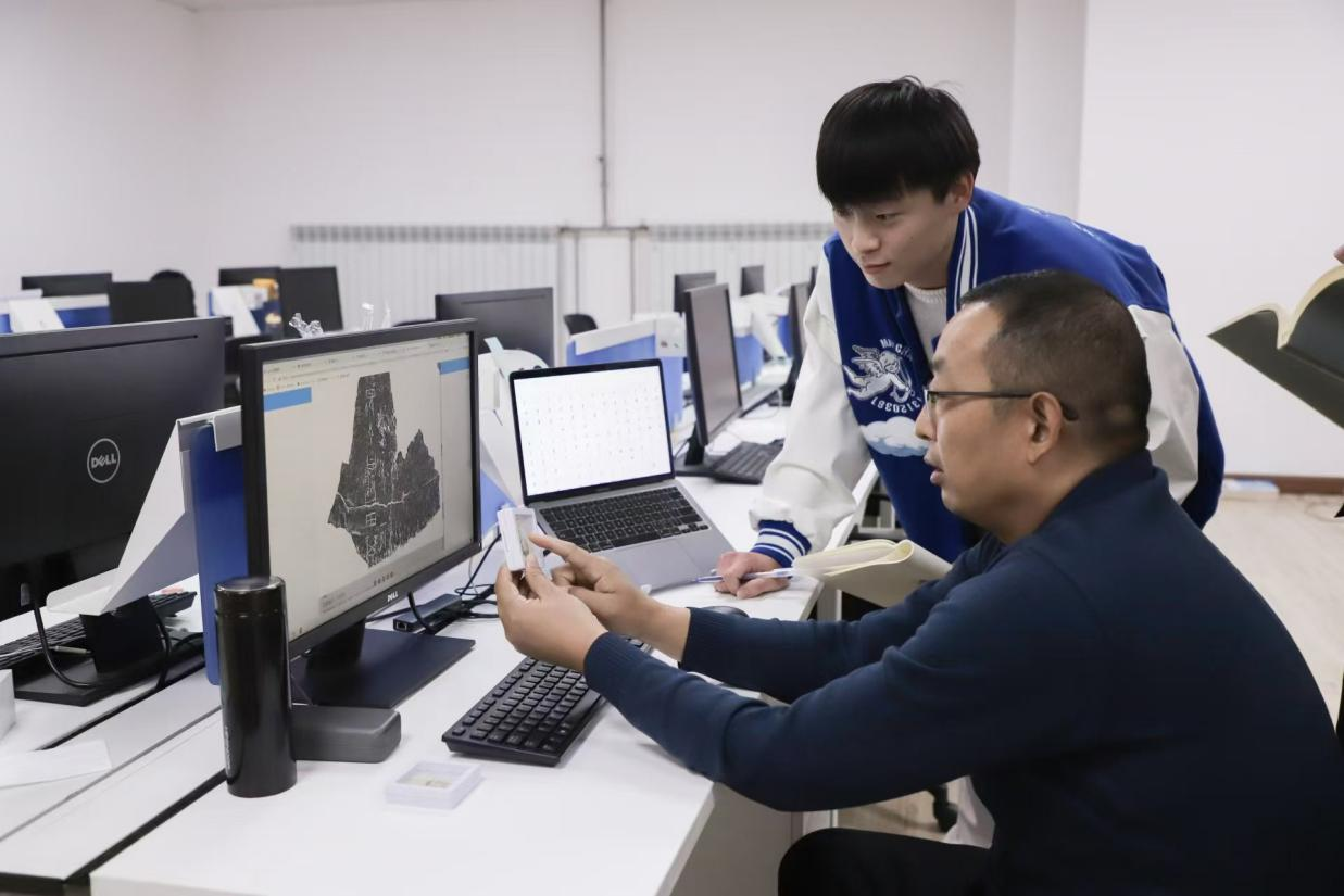 安陽師范學院甲骨文信息處理教育部重點實驗室，劉永革正在給學生講甲骨文。受訪者供圖