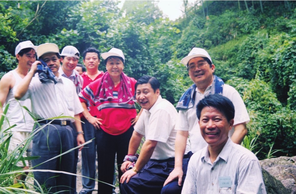 1999年6月，習(xí)近平在福州森林公園參加紀(jì)念毛主席“發(fā)展體育運(yùn)動(dòng)，增強(qiáng)人民體質(zhì)”題詞47周年登山健身活動(dòng)。（圖片來(lái)源：《習(xí)近平在福建（下冊(cè)）》