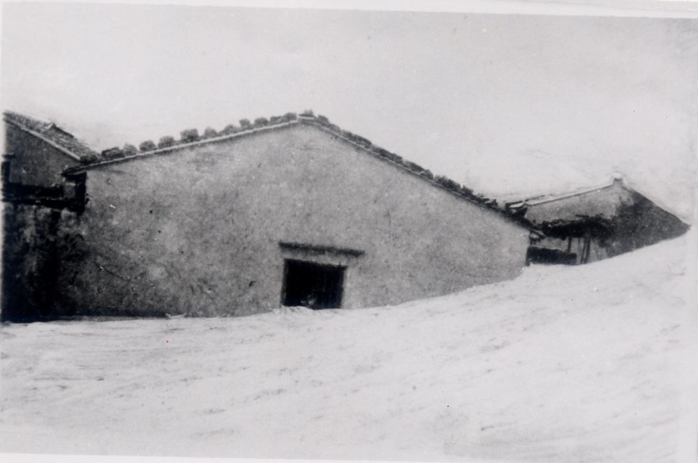 昔日的東山島風(fēng)沙掩埋部分村民村舍（資料照片）。