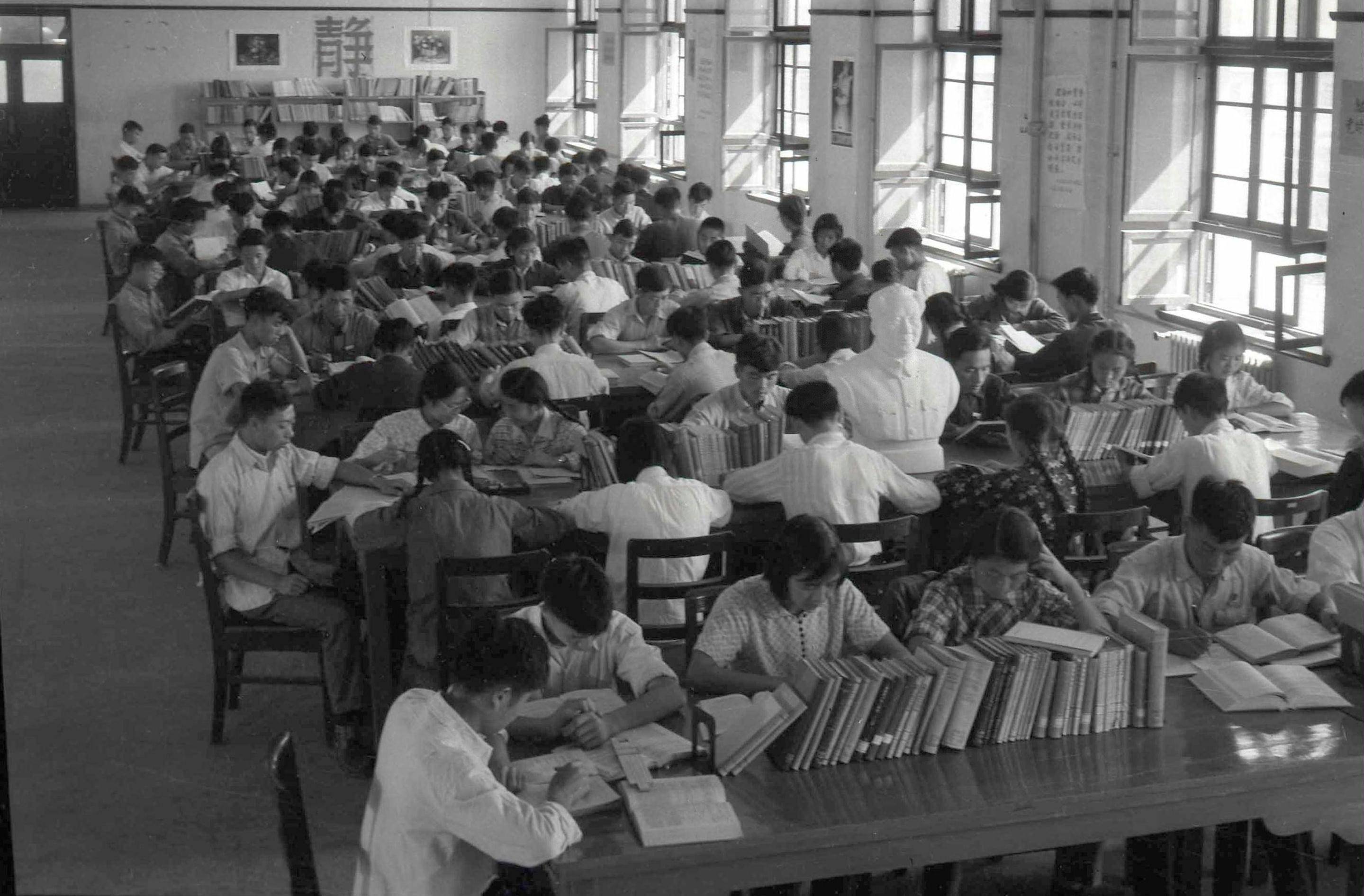 1959年，學生們在西遷后的交大校園圖書館閱覽室內學習（資料照片）。