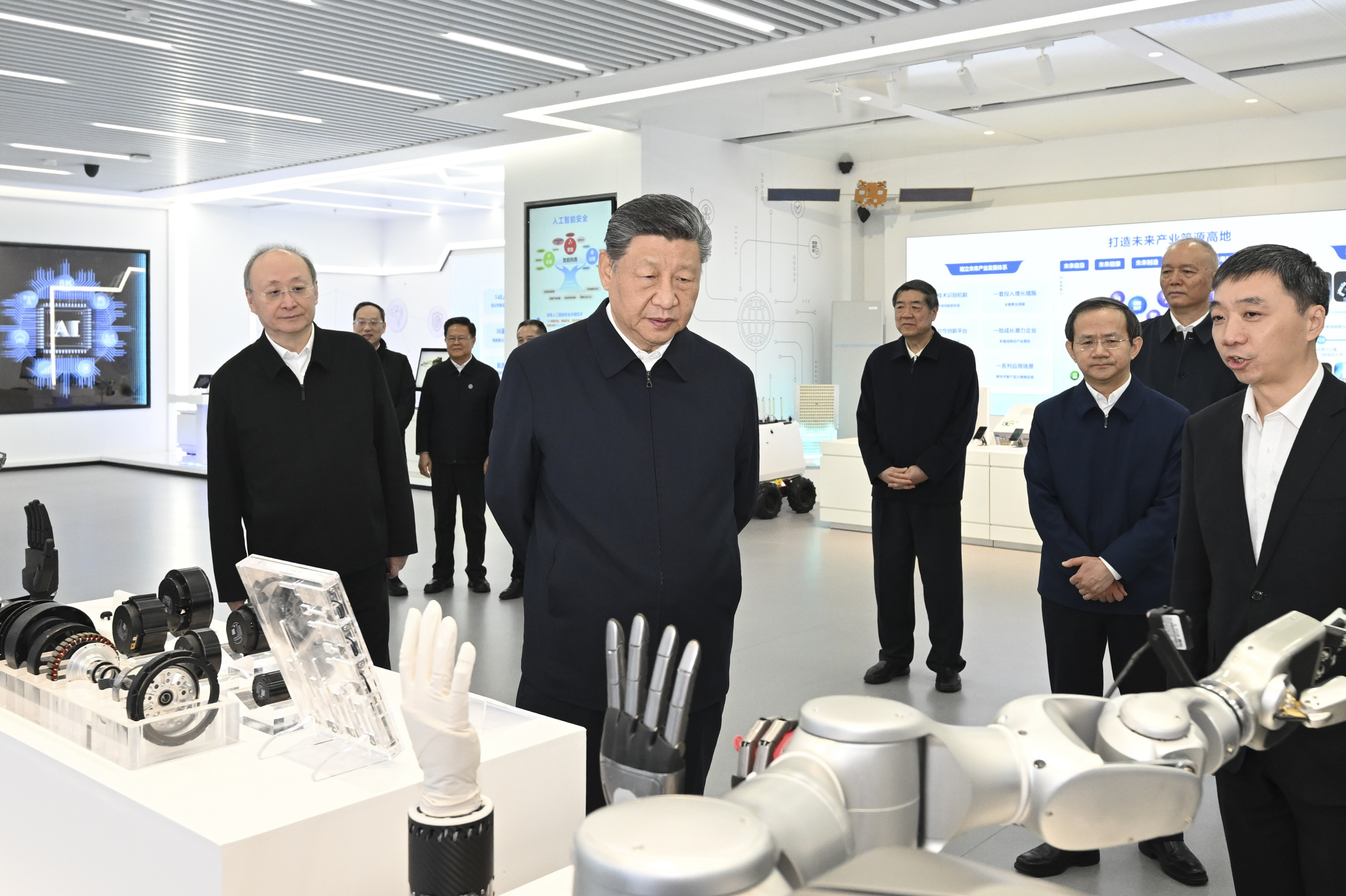 △ 2026年2月9日，習(xí)近平總書記在位于北京亦莊的國家信創(chuàng)園考察。