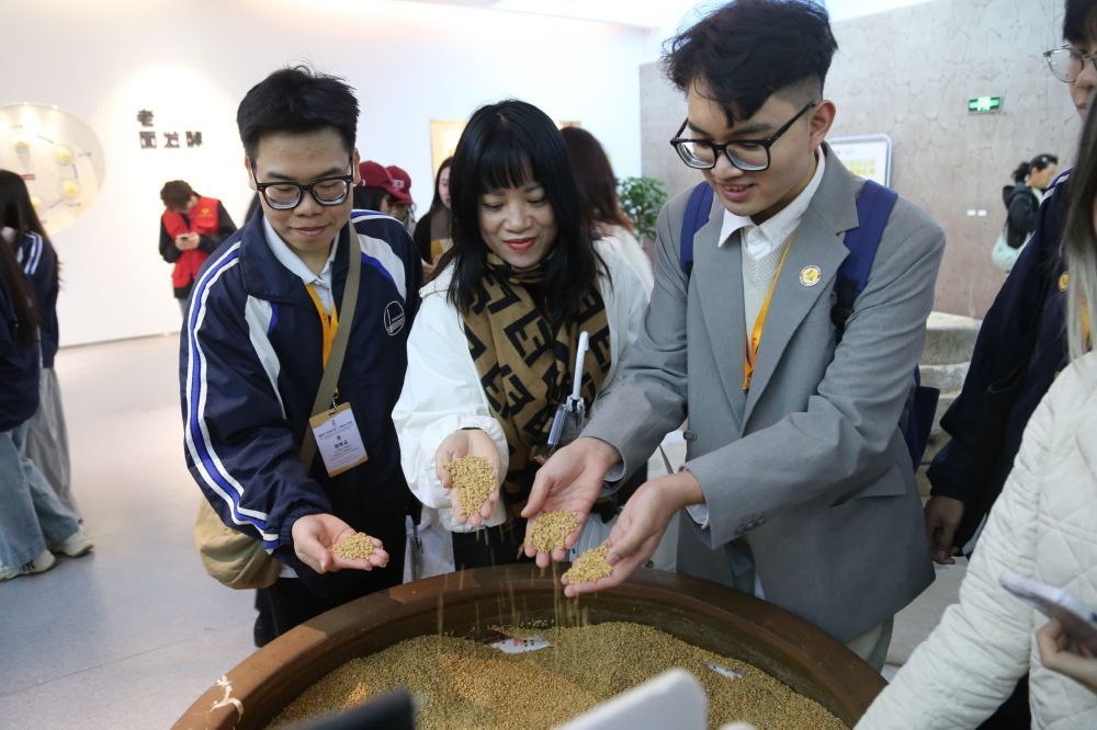 2026年3月30日，參加“紅色研學(xué)之旅”的越南青年在河北參觀新農(nóng)村建設(shè)。
